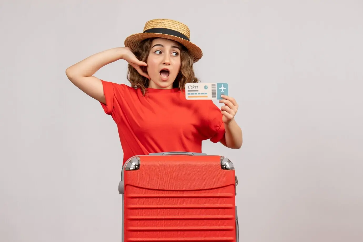 Hübsches Mädchen im Urlaub mit ihrem Koffer, ein Ticket in der Hand.