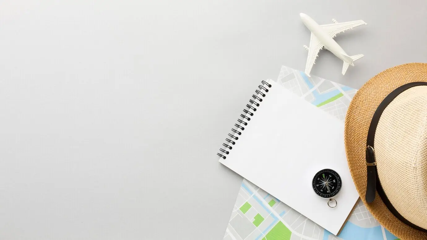 Anordnung von Hut und Notizbuch in Draufsicht