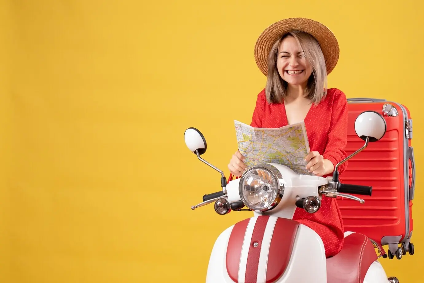 Vorderansicht einer jungen Frau auf einem Moped mit rotem Koffer, die eine Karte hält.
